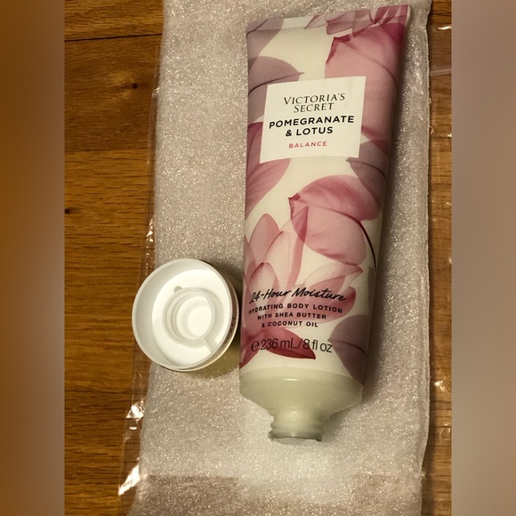 VS Pomegranate & Lotus Moisturizing Lotion Victoria’s Secret - Picture 2 of 4